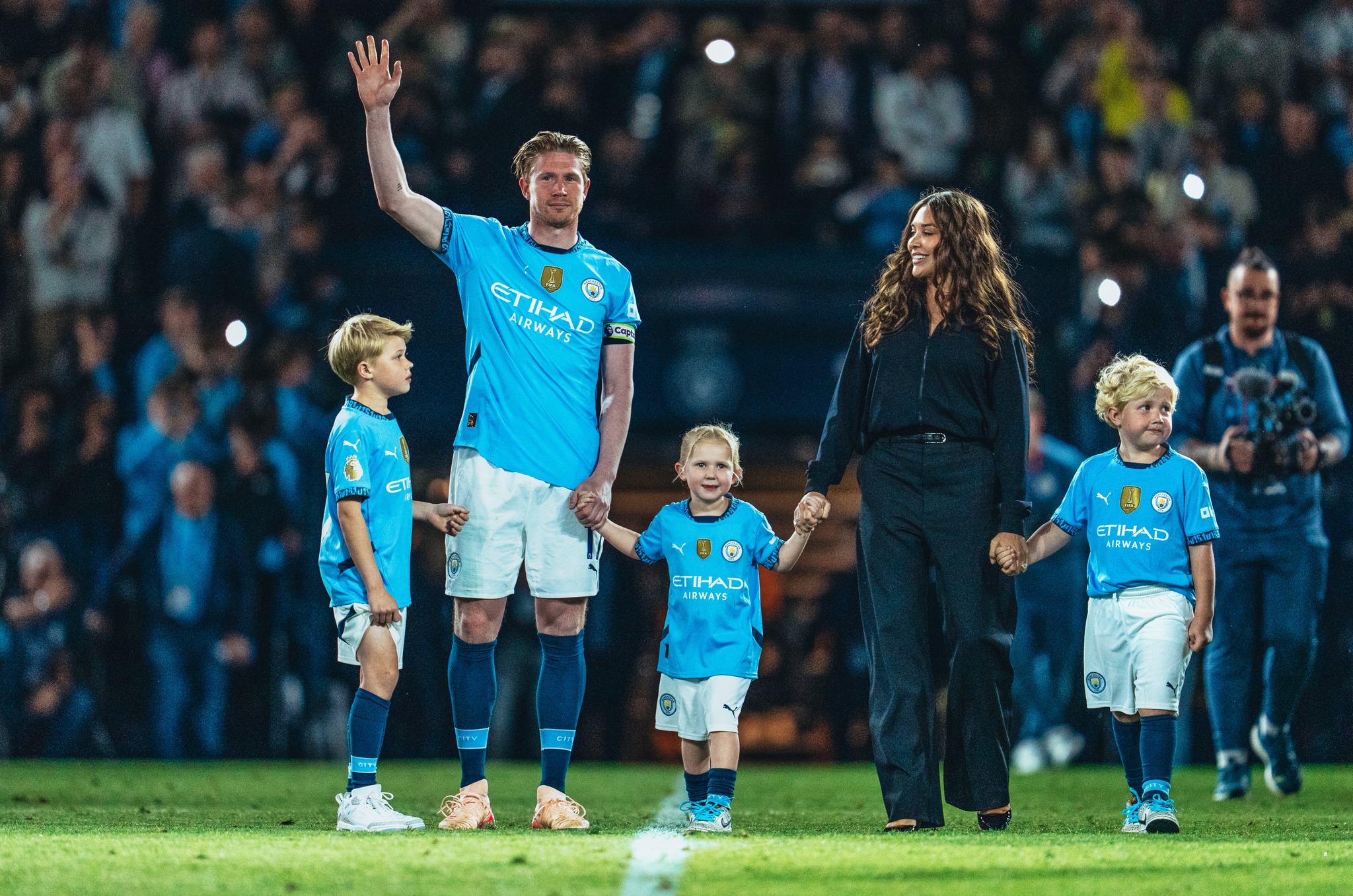 De Bruyne saluta Manchester