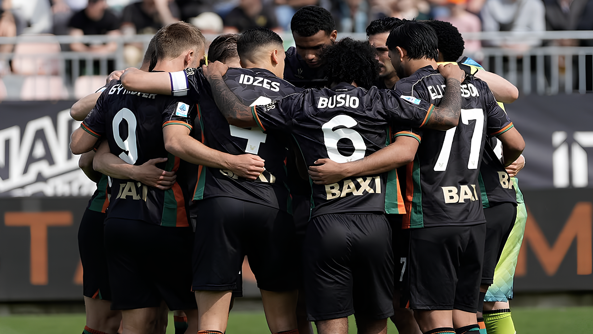 I giocatori del venezia si abbracciano prima della partita